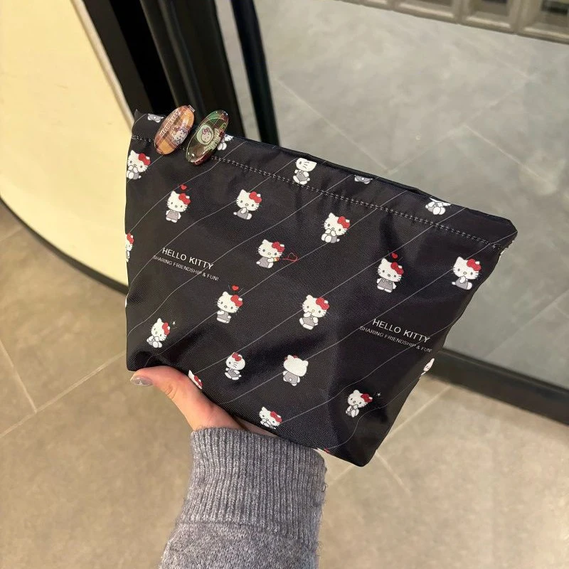 Sanrio Sweet Cool Black Hello Kitty косметичка большой емкости водонепроницаемые сумки для стирки портативная косметичка для хранения для девочек
Sanrio Sweet Cool Black Hello Kitty косметичка большой емкости водонепроницаемые сумки для стирки портативная косметичка для хранения для девочек
