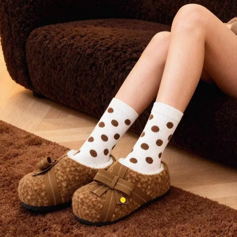 Новые зимние тапочки Bow Baotou Semi-drag, мягкие нескользящие тапочки на плоской подошве с круглым носком и глубоким вырезом
Новые зимние тапочки Bow Baotou Semi-drag, мягкие нескользящие тапочки на плоской подошве с круглым носком и глубоким вырезом