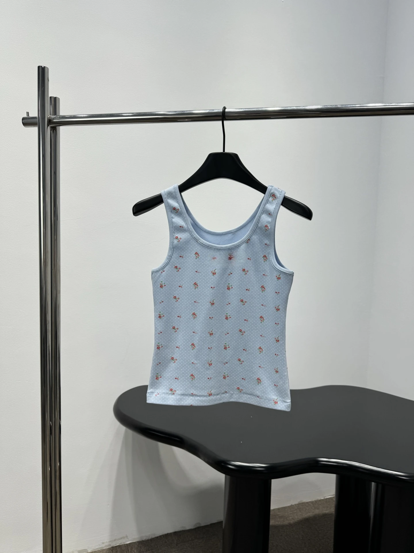 Women's Slim Fit Cotton Tank Top Breathable Lightweight Sleeveless Floral Print round Neck Comfortable Summer Vest
Women's Slim Fit Cotton Tank Top Breathable Lightweight Sleeveless Floral Print round Neck Comfortable Summer Vest