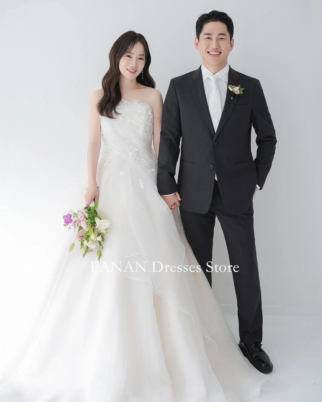 Fanan Korea Strapless Wedding Dresses 웨딩드레스 Sleeveless A-Line Organza Custom Made Ruched Photoshoot Bride Gowns Plus Size
Fanan Korea Strapless Wedding Dresses 웨딩드레스 Sleeveless A-Line Organza Custom Made Ruched Photoshoot Bride Gowns Plus Size
