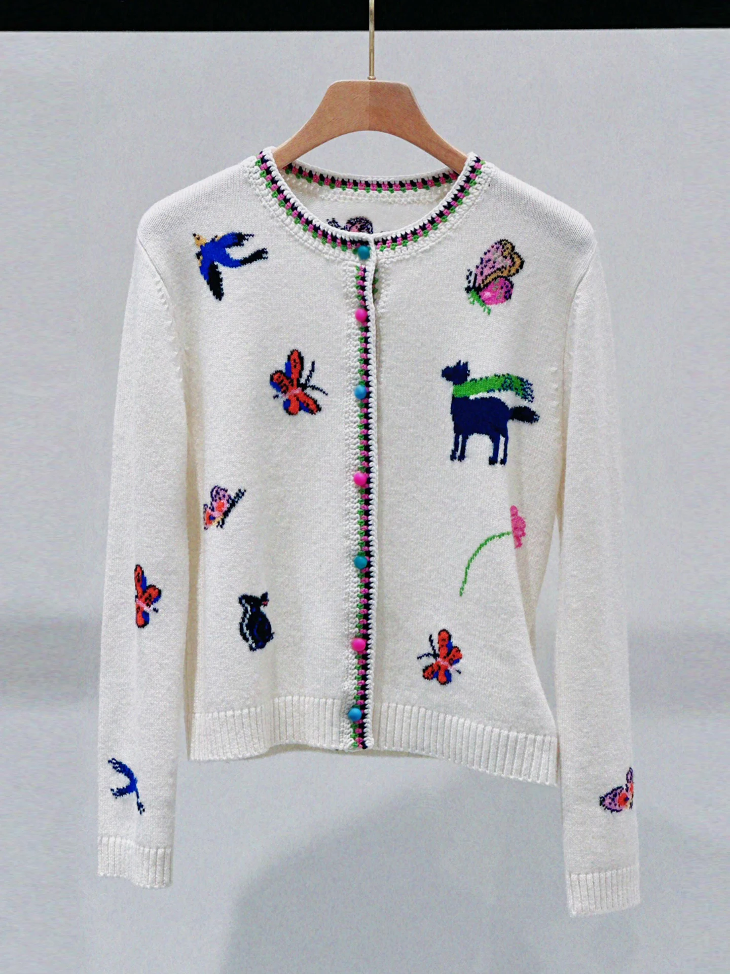 Премиальный весенний вязаный свитер с вышивкой животных от Nan You, средней плотности, с длинными рукавами и круглым вырезом, кардиган для женщин.
Премиальный весенний вязаный свитер с вышивкой животных от Nan You, средней плотности, с длинными рукавами и круглым вырезом, кардиган для женщин.