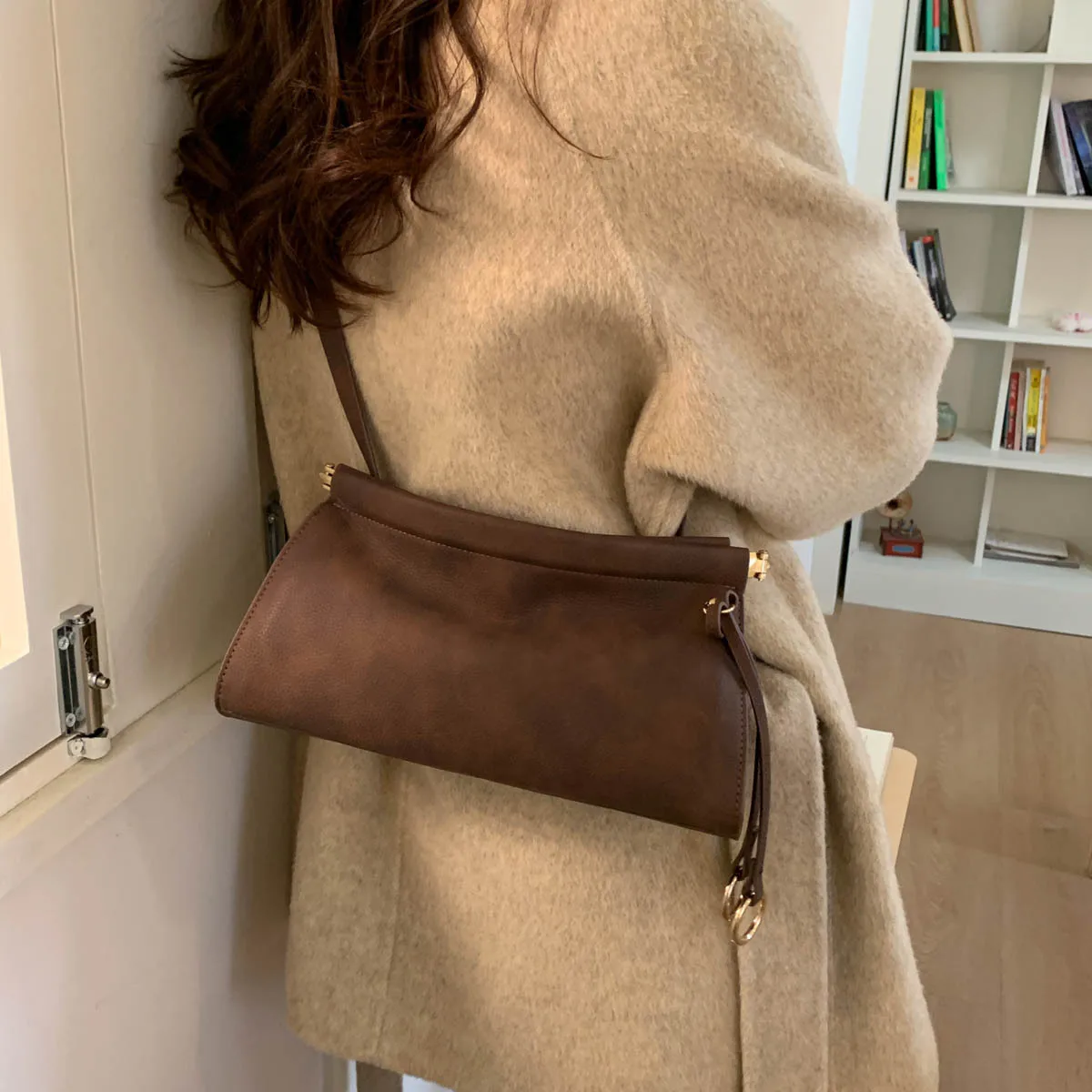 Light Luxury Fashion High-end Leather Women's Bag 2025 New French Simple Casual Versatile Portable Single Shoulder Bag Trendy
Light Luxury Fashion High-end Leather Women's Bag 2025 New French Simple Casual Versatile Portable Single Shoulder Bag Trendy
