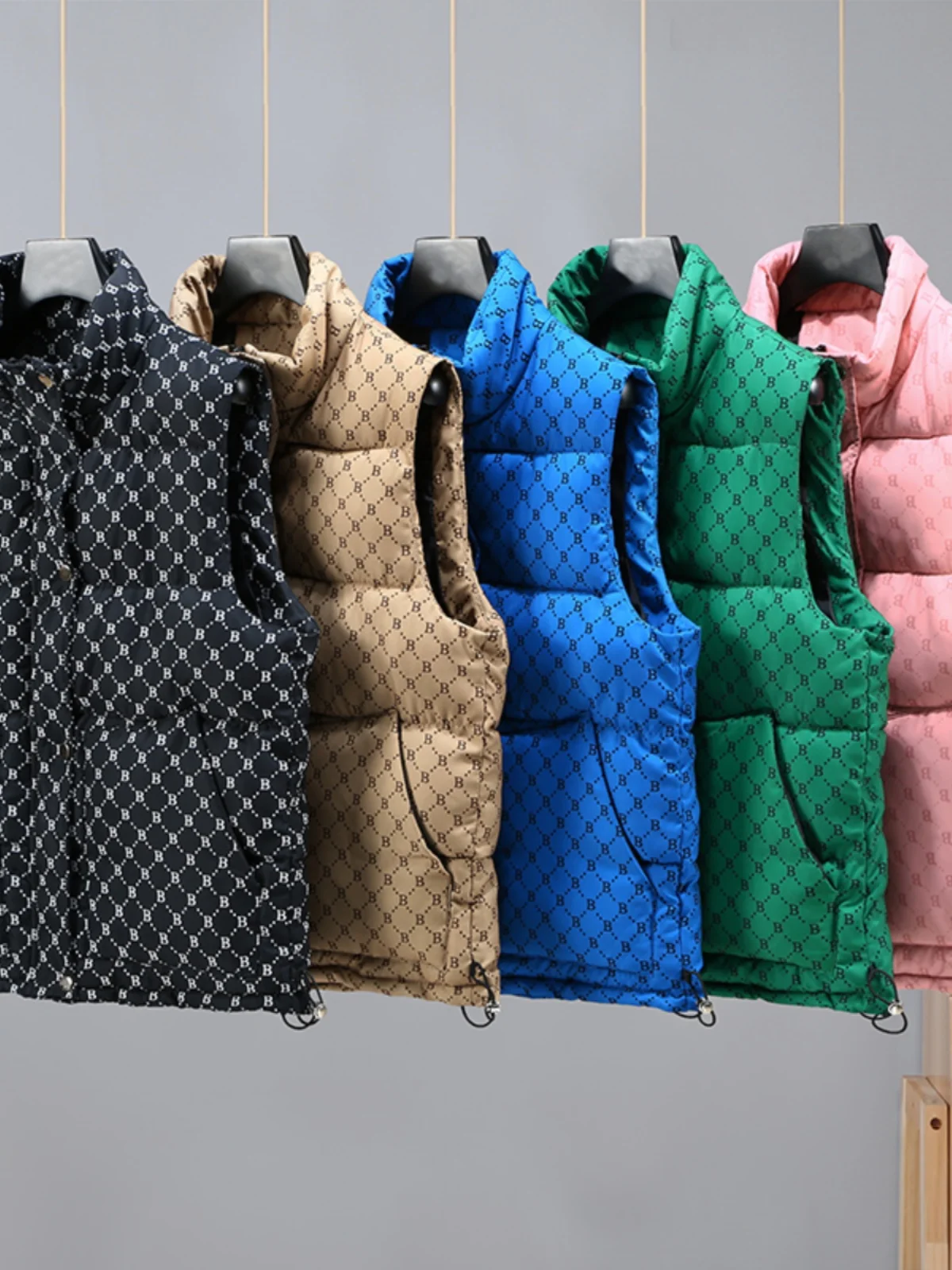 Теплый мужской жилет с воротником-стойкой, повседневный, универсальный, простой, модный, с принтом, деловой, из полиэстера и нейлона, комфортный.
Теплый мужской жилет с воротником-стойкой, повседневный, универсальный, простой, модный, с принтом, деловой, из полиэстера и нейлона, комфортный.