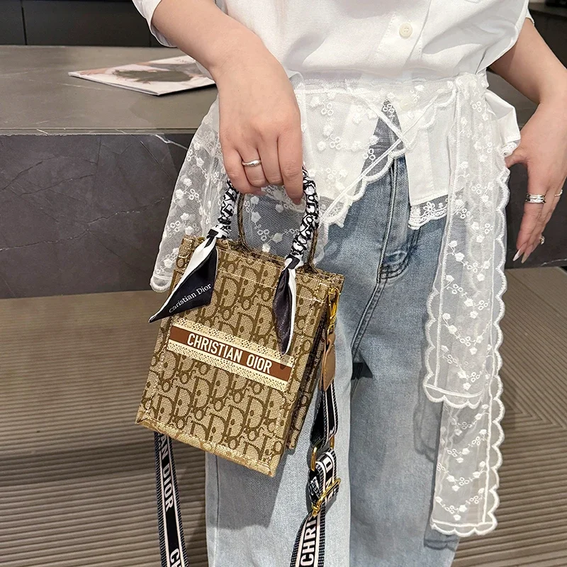 Женская кожаная сумка через плечо с регулируемым ремешком, элегантный дизайн, сумки известных брендов для поездок на работу
Женская кожаная сумка через плечо с регулируемым ремешком, элегантный дизайн, сумки известных брендов для поездок на работу