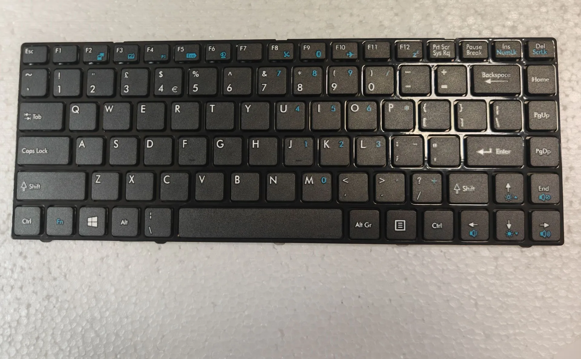 Английская клавиатура для ноутбука MSI CR420, CR400, X350, EX465, CX420, CR420, X370, CR460 с рамкой
Английская клавиатура для ноутбука MSI CR420, CR400, X350, EX465, CX420, CR420, X370, CR460 с рамкой