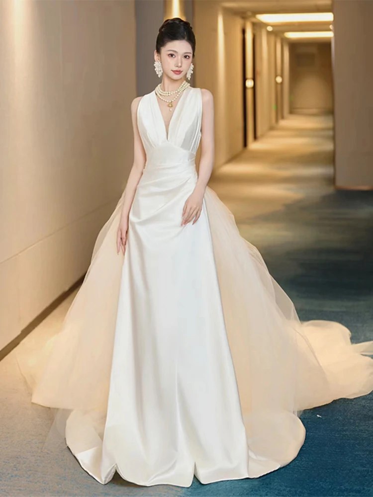 Элегантное свадебное платье с V-образным вырезом из атласа в ретро-стиле для утренней фотосессии для женщин
Элегантное свадебное платье с V-образным вырезом из атласа в ретро-стиле для утренней фотосессии для женщин