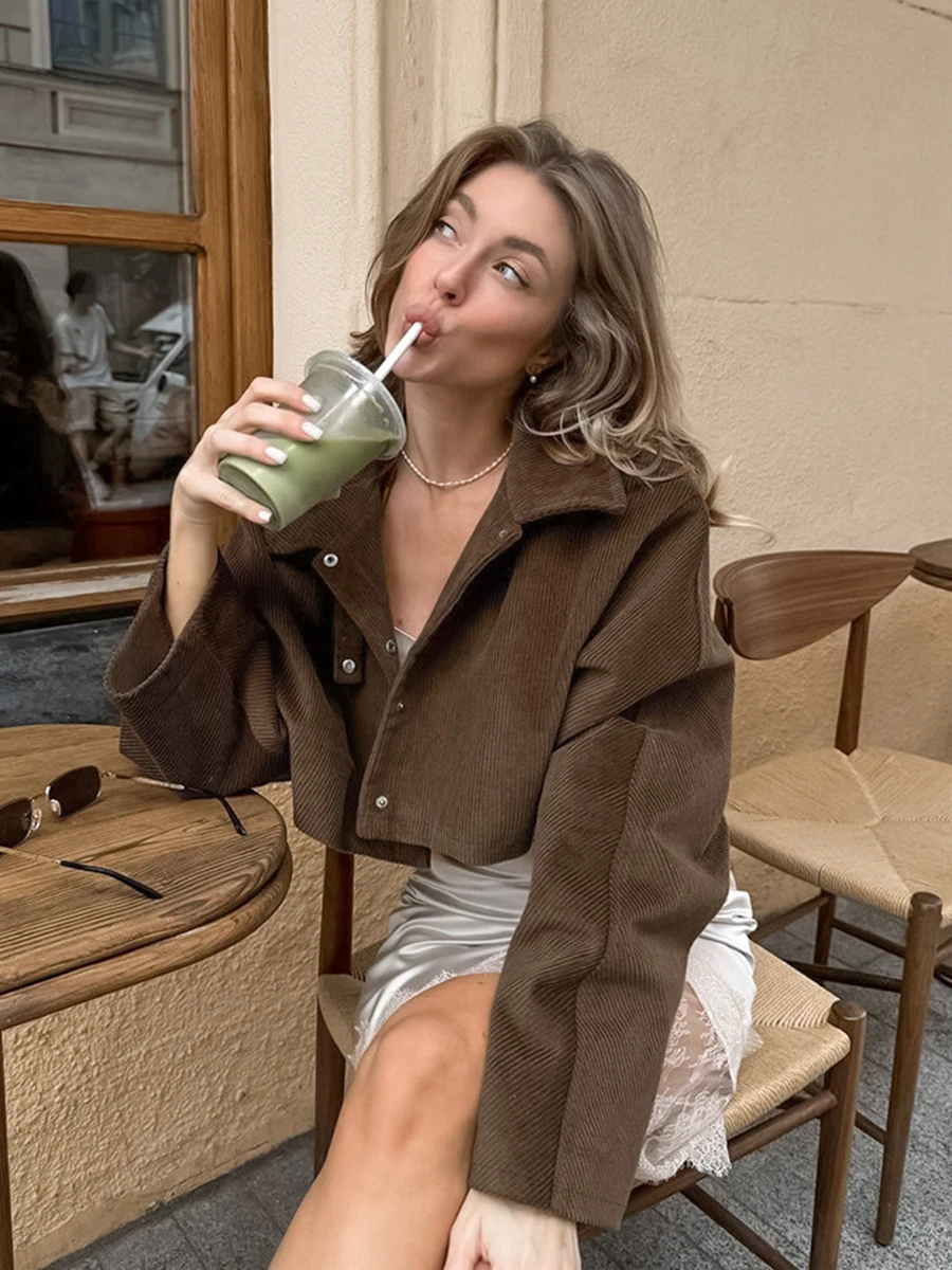 Vintage Solid Corduroy Cropped Jackets Women Autumn New Turndown Collar Single Breasted Streetwear Fashion Long Sleeve Outerwear
Vintage Solid Corduroy Cropped Jackets Women Autumn New Turndown Collar Single Breasted Streetwear Fashion Long Sleeve Outerwear