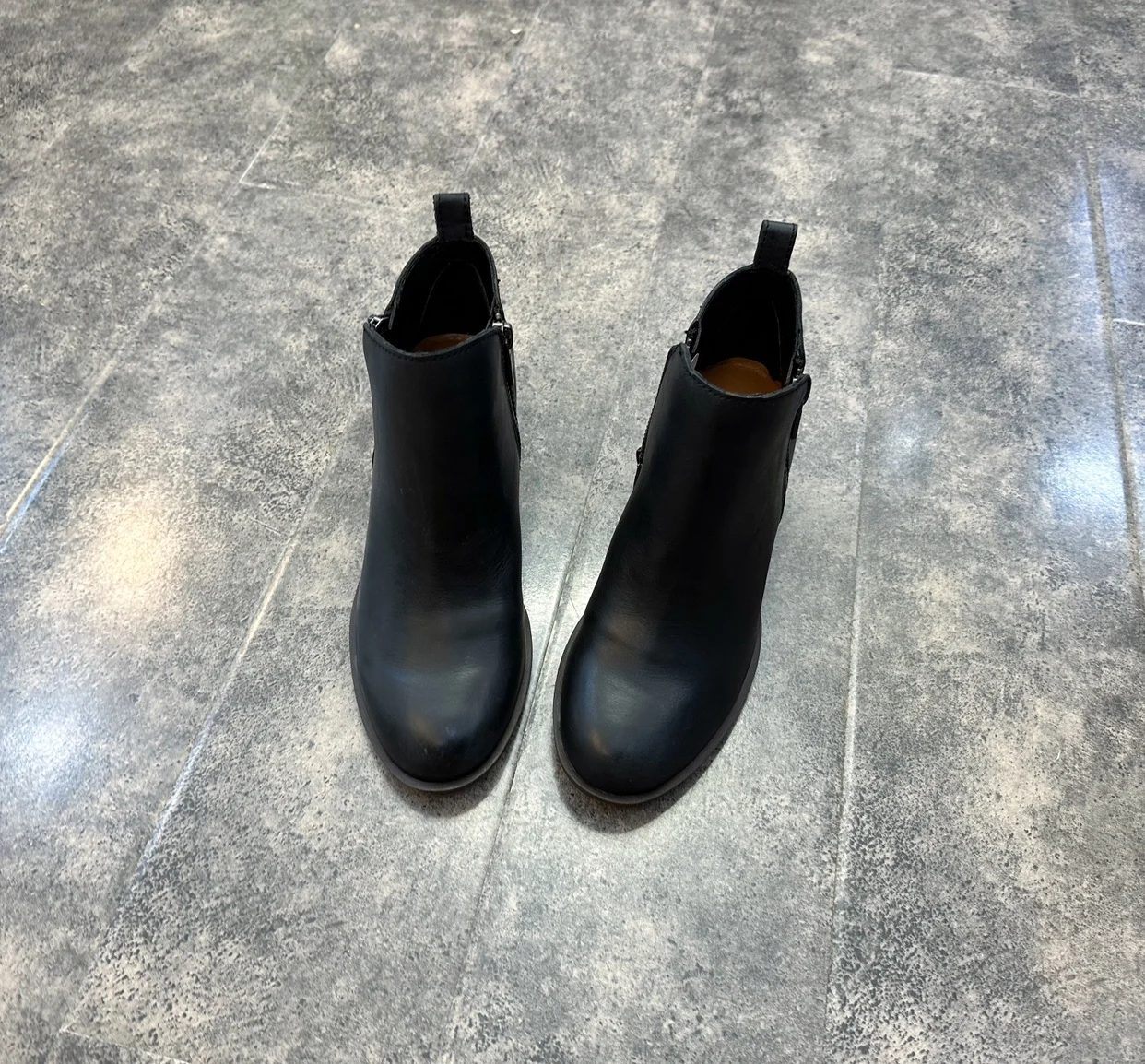 Удобные классические черные ботильоны на массивном каблуке для женщин, универсальные, из натуральной кожи, осенние модные ботинки
Удобные классические черные ботильоны на массивном каблуке для женщин, универсальные, из натуральной кожи, осенние модные ботинки