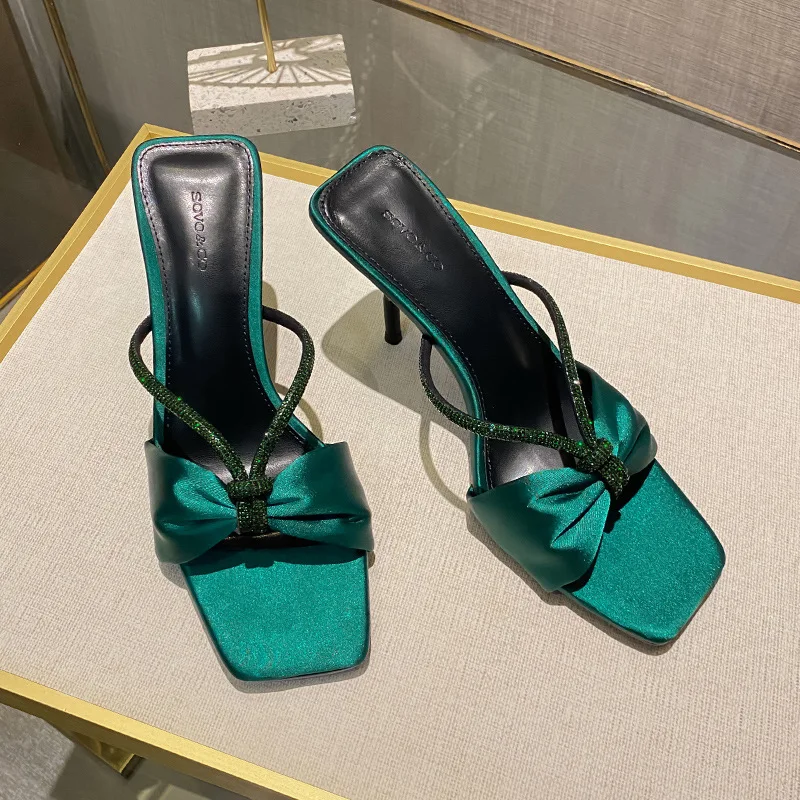 New sexy open toed high-heeled sandals with a green rhinestone bow and a straight strap. Wearing purple date shoes for women
New sexy open toed high-heeled sandals with a green rhinestone bow and a straight strap. Wearing purple date shoes for women