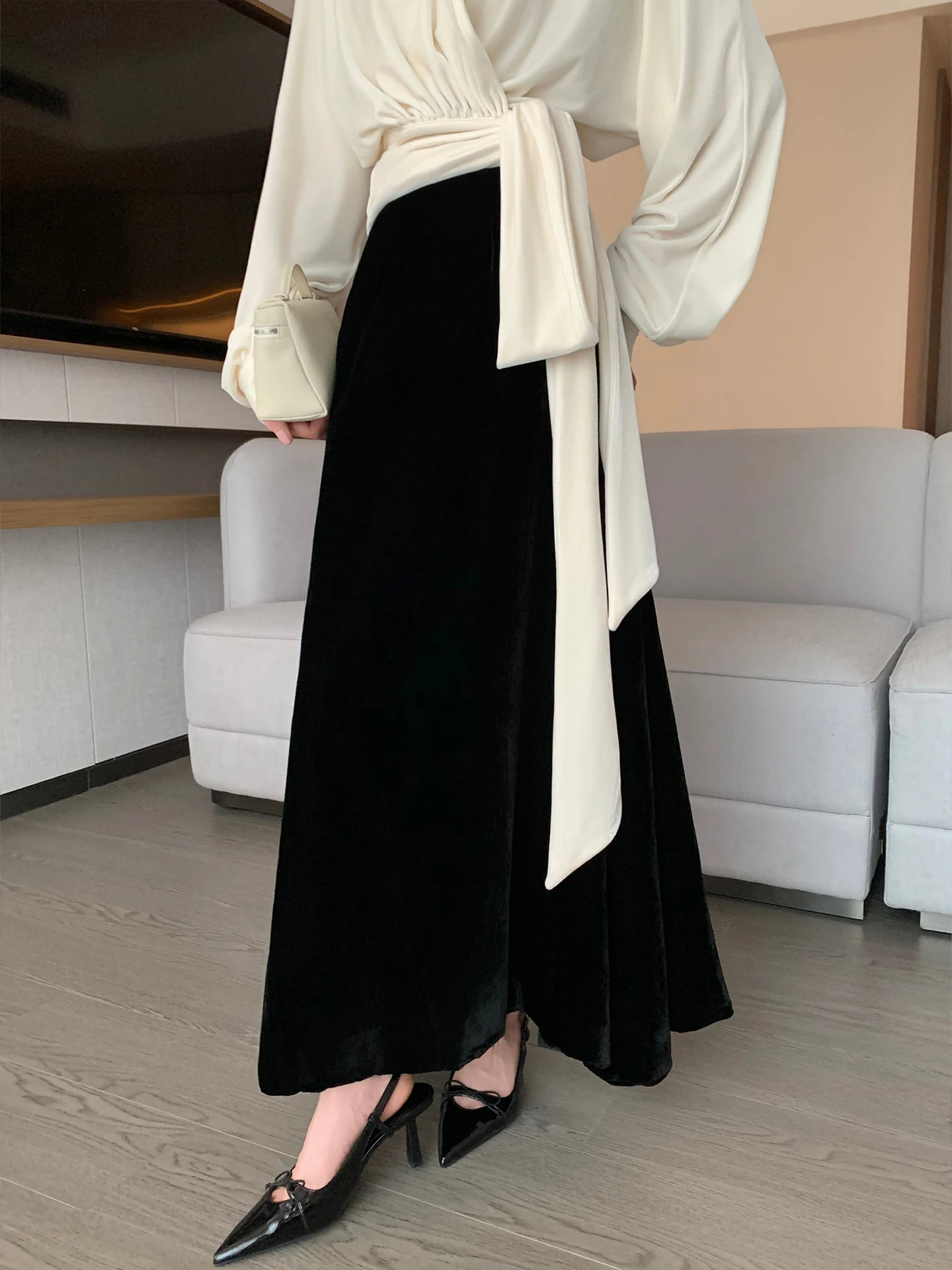 Новая женская зимняя бархатная юбка с высокой талией 2025 года в стиле Хепберн, свободного кроя, А-силуэт, длинная, элегантная, простая и стильная
Новая женская зимняя бархатная юбка с высокой талией 2025 года в стиле Хепберн, свободного кроя, А-силуэт, длинная, элегантная, простая и стильная