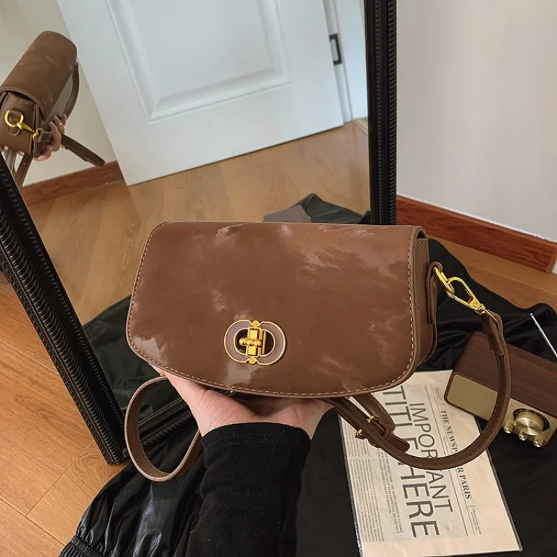 Роскошная женская сумка через плечо, изготовленная из кожи премиум-класса, высококачественная, в известном пригородном стиле
Роскошная женская сумка через плечо, изготовленная из кожи премиум-класса, высококачественная, в известном пригородном стиле 