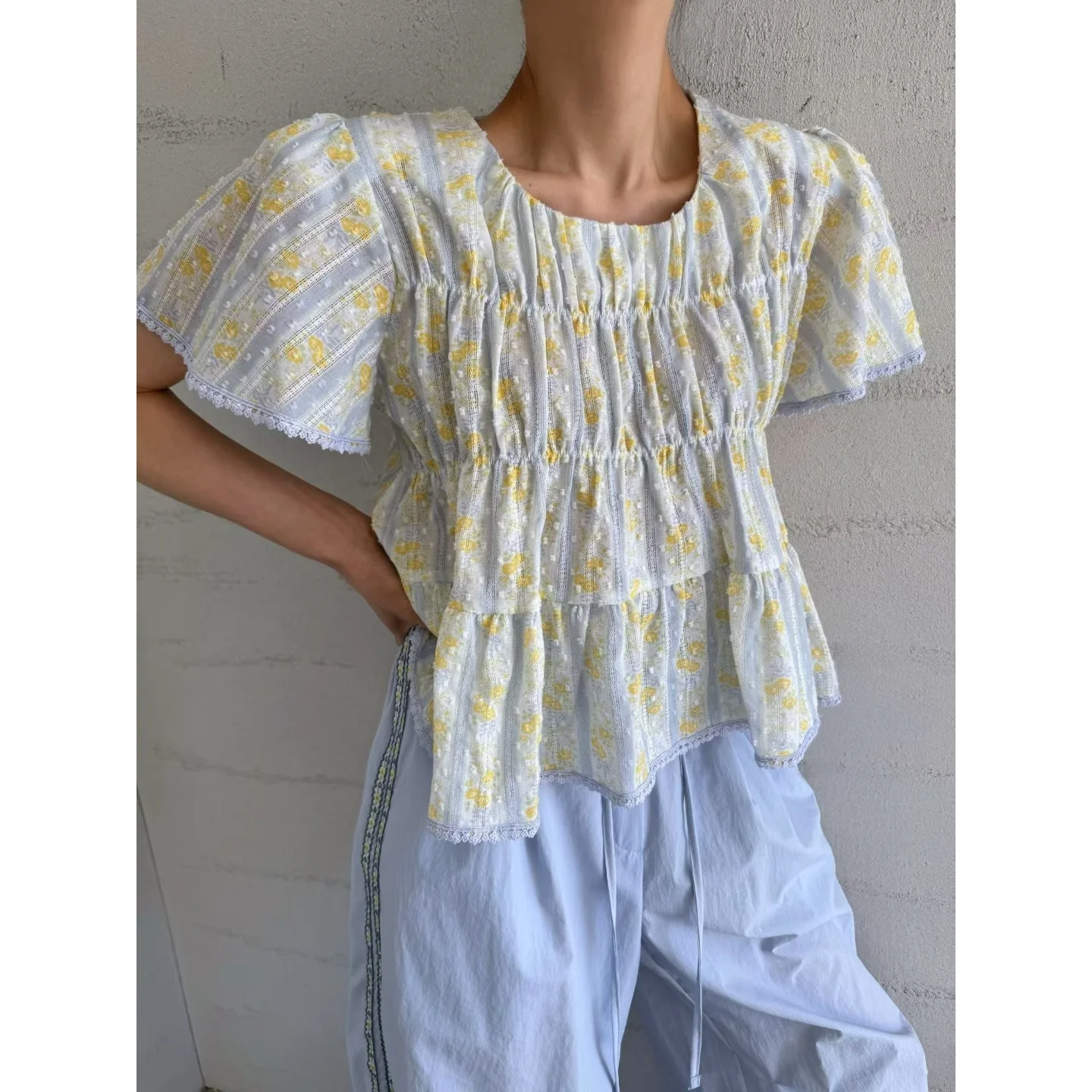 Sweet Floral Lace Trim Short Sleeve Loose Fit round Neck Doll Shirt Women's Summer New Style Versatile Casual Top Korean Style
Sweet Floral Lace Trim Short Sleeve Loose Fit round Neck Doll Shirt Women's Summer New Style Versatile Casual Top Korean Style