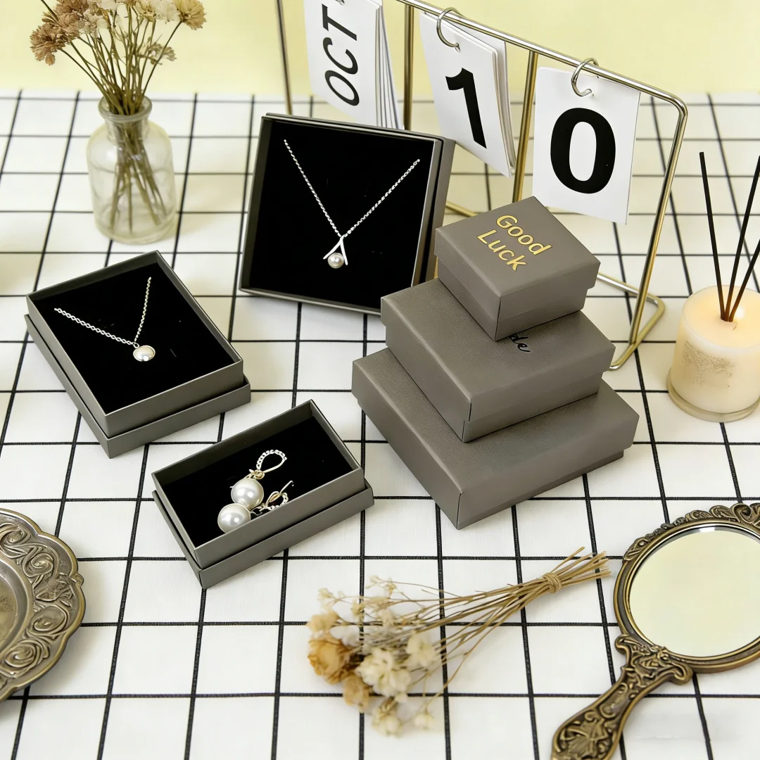 50Pack 7x7x3cm Lychee Pattern Cardboard Jewelry Boxes with Lid Luxury Custom Packaging Case for Ring Earring Bracelet & Necklace
50Pack 7x7x3cm Lychee Pattern Cardboard Jewelry Boxes with Lid Luxury Custom Packaging Case for Ring Earring Bracelet & Necklace