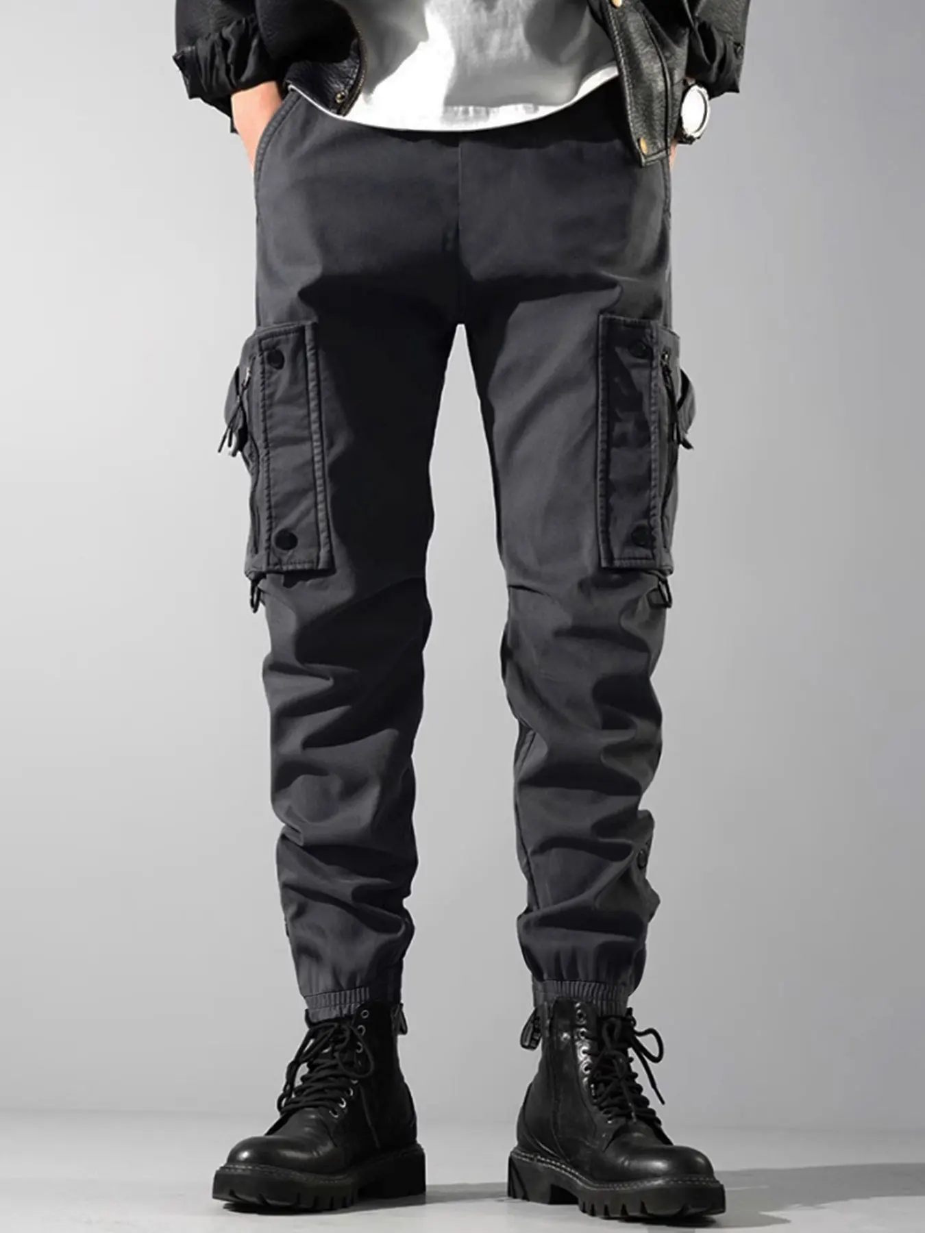 Men's Fashionable Cargo Pants Workwear Loose Baggy Tapered Ankle Tied Leisure Temperament Multi Pocket Street Trendy Pants
Men's Fashionable Cargo Pants Workwear Loose Baggy Tapered Ankle Tied Leisure Temperament Multi Pocket Street Trendy Pants