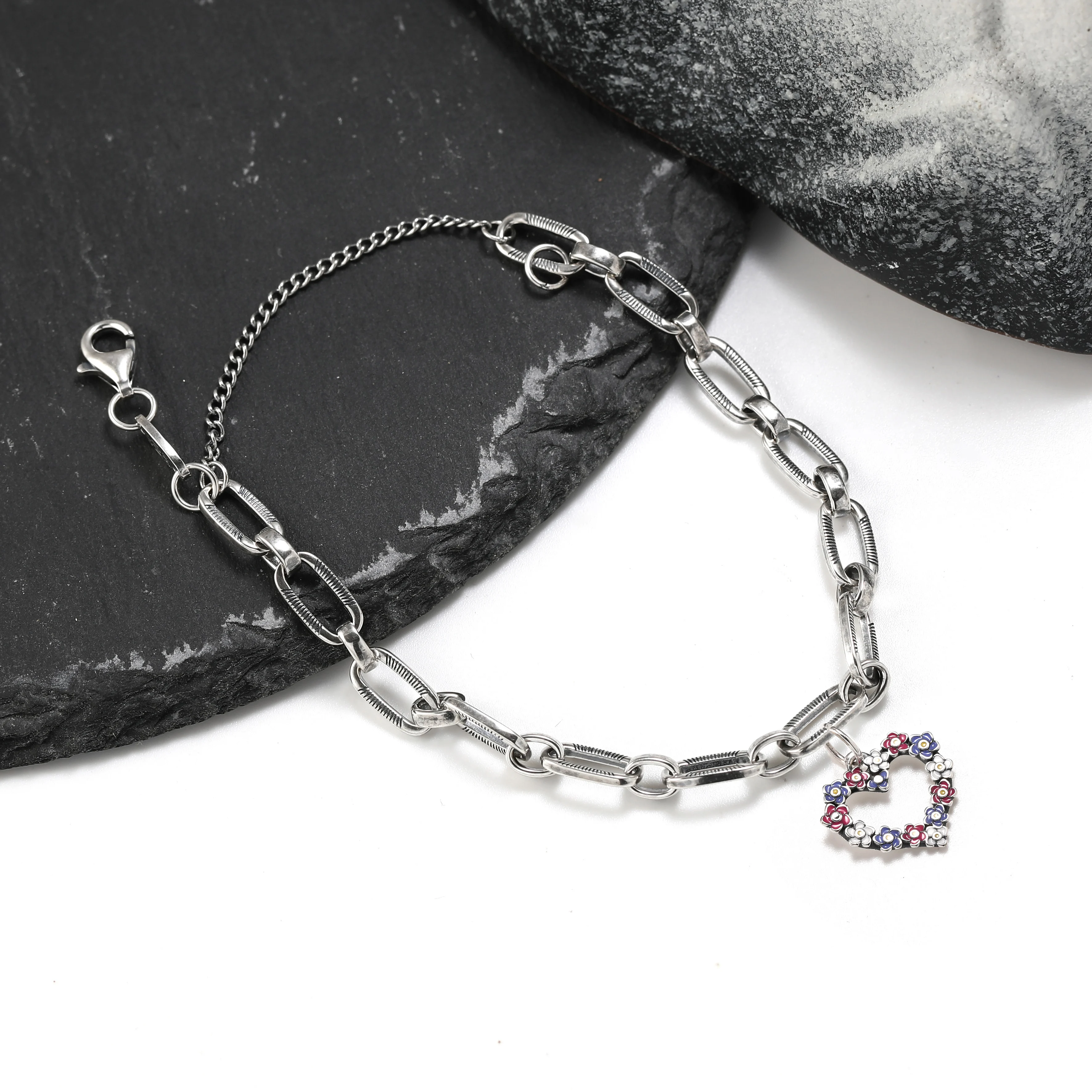 Authentic 925 sterling silver James Avery Ornate Links Charm Bracelet with Enamel heart shaped flower wrap pendant
Authentic 925 sterling silver James Avery Ornate Links Charm Bracelet with Enamel heart shaped flower wrap pendant