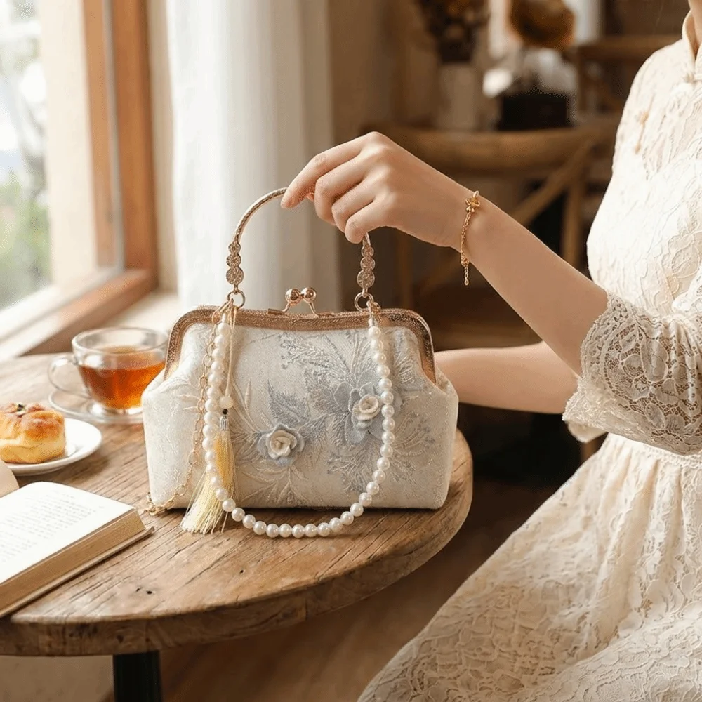 Vintage Embroidered Kiss Lock Handbag Small Square Chinese Style Floral Lace Evening Bag Tassel Top-Handle Wedding Clutch
Vintage Embroidered Kiss Lock Handbag Small Square Chinese Style Floral Lace Evening Bag Tassel Top-Handle Wedding Clutch
