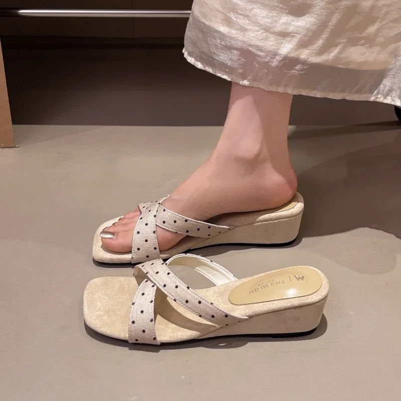 2026 Summer New Fashion Retro Wedge Gentle Style with Skirt Square Toe Slippers Women Wear High Heels
2026 Summer New Fashion Retro Wedge Gentle Style with Skirt Square Toe Slippers Women Wear High Heels