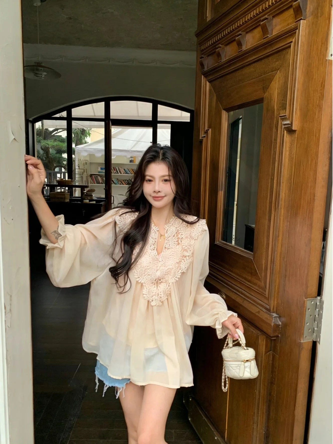 Свободная однотонная рубашка с длинным рукавом для женщин больших размеров: милый молодежный стиль, новинка весны, стройнящий топ для пышных форм
Свободная однотонная рубашка с длинным рукавом для женщин больших размеров: милый молодежный стиль, новинка весны, стройнящий топ для пышных форм