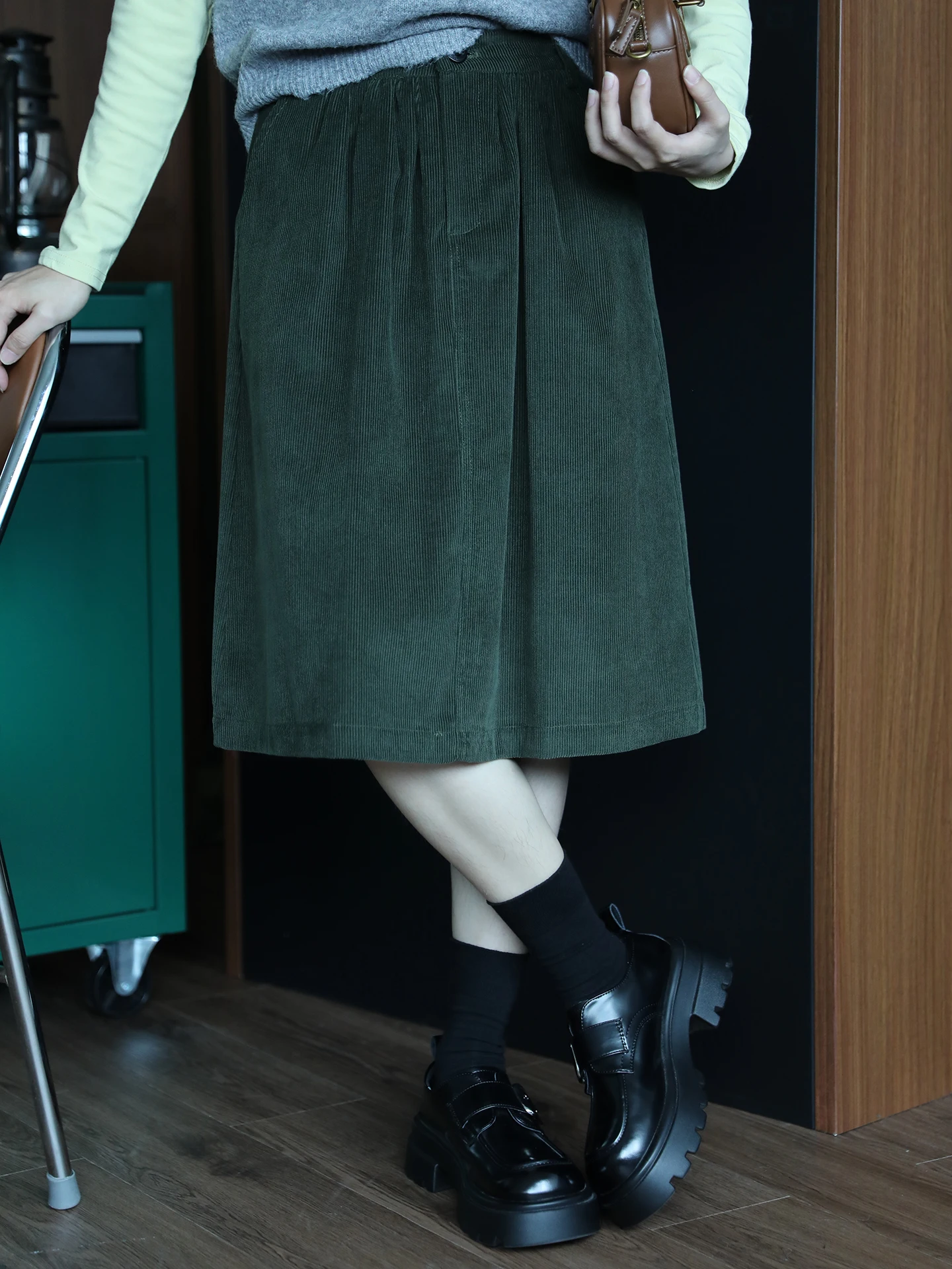 Универсальная вельветовая юбка с высокой талией в стиле ретро, модная осенне-зимняя новинка, женская юбка А-силуэта с поясом
Универсальная вельветовая юбка с высокой талией в стиле ретро, модная осенне-зимняя новинка, женская юбка А-силуэта с поясом