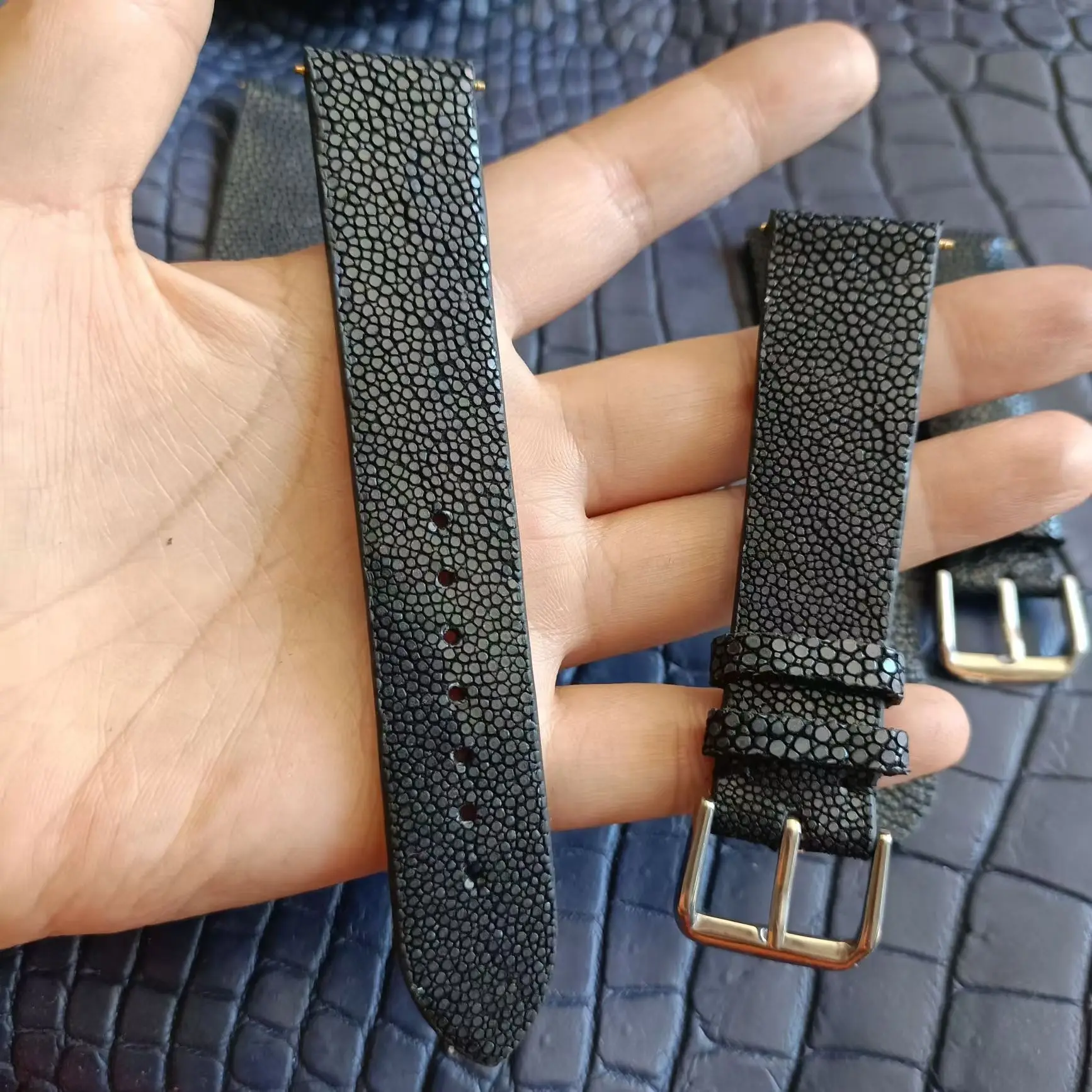 Pearl fish skin strap fashionable pure black men's and women's universal double-sided leather strap
Pearl fish skin strap fashionable pure black men's and women's universal double-sided leather strap
