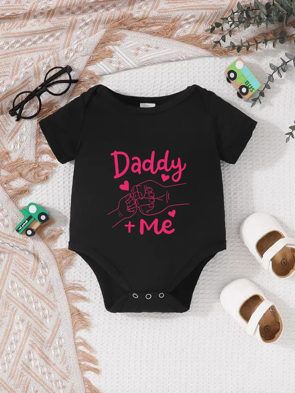 Playful letter-printed baby short-sleeve triangle bodysuit. Button closure for easy dressing
Playful letter-printed baby short-sleeve triangle bodysuit. Button closure for easy dressing