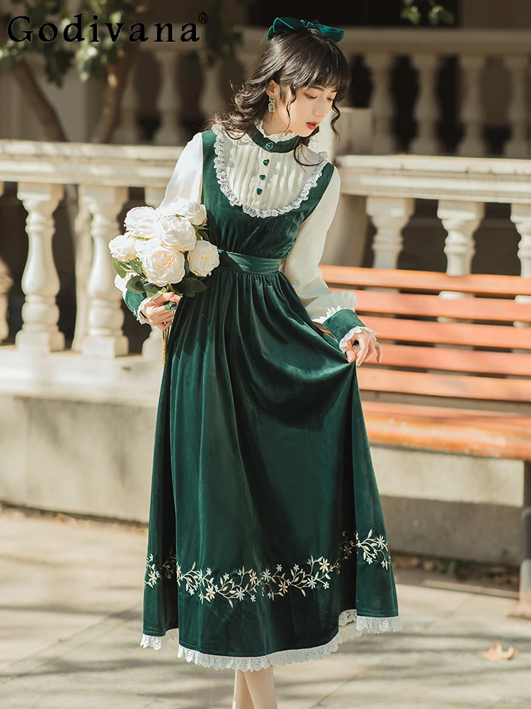 European Retro Court Embroidered Velvet Stand-up Collar Long Sleeve Green Dress Women Autumn High Waist A-line Princess Dresses
European Retro Court Embroidered Velvet Stand-up Collar Long Sleeve Green Dress Women Autumn High Waist A-line Princess Dresses