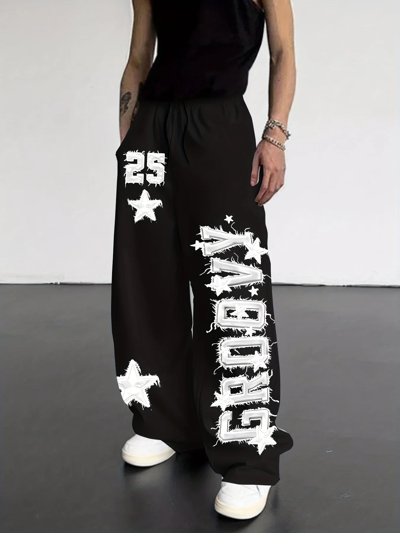 Мужские повседневные спортивные штаны с принтом — с рисунком «25» и звезд, свободный крой, подходящий для повседневной одежды и спортивных штанов.
Мужские повседневные спортивные штаны с принтом — с рисунком «25» и звезд, свободный крой, подходящий для повседневной одежды и спортивных штанов.
