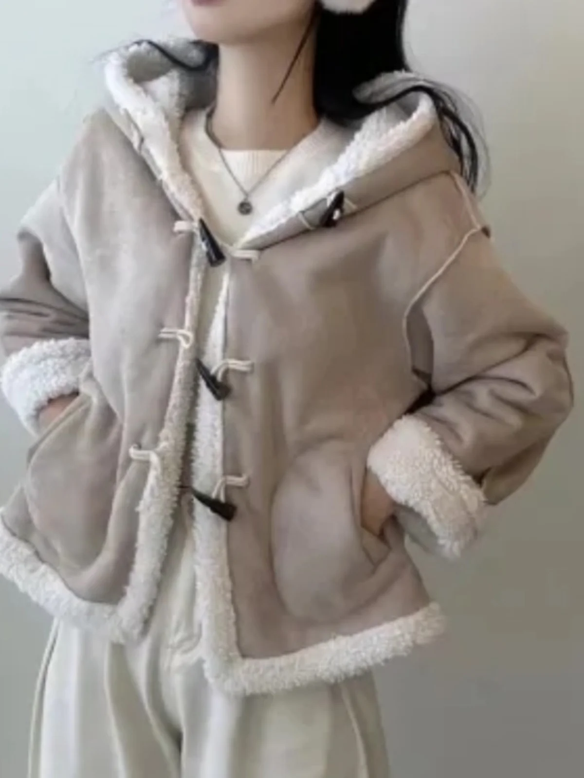 Fashionable Women's Short Thickened Leather Fur Integrated Coat with Hat Korean Style Commute Cotton Clothes Korean Version
Fashionable Women's Short Thickened Leather Fur Integrated Coat with Hat Korean Style Commute Cotton Clothes Korean Version