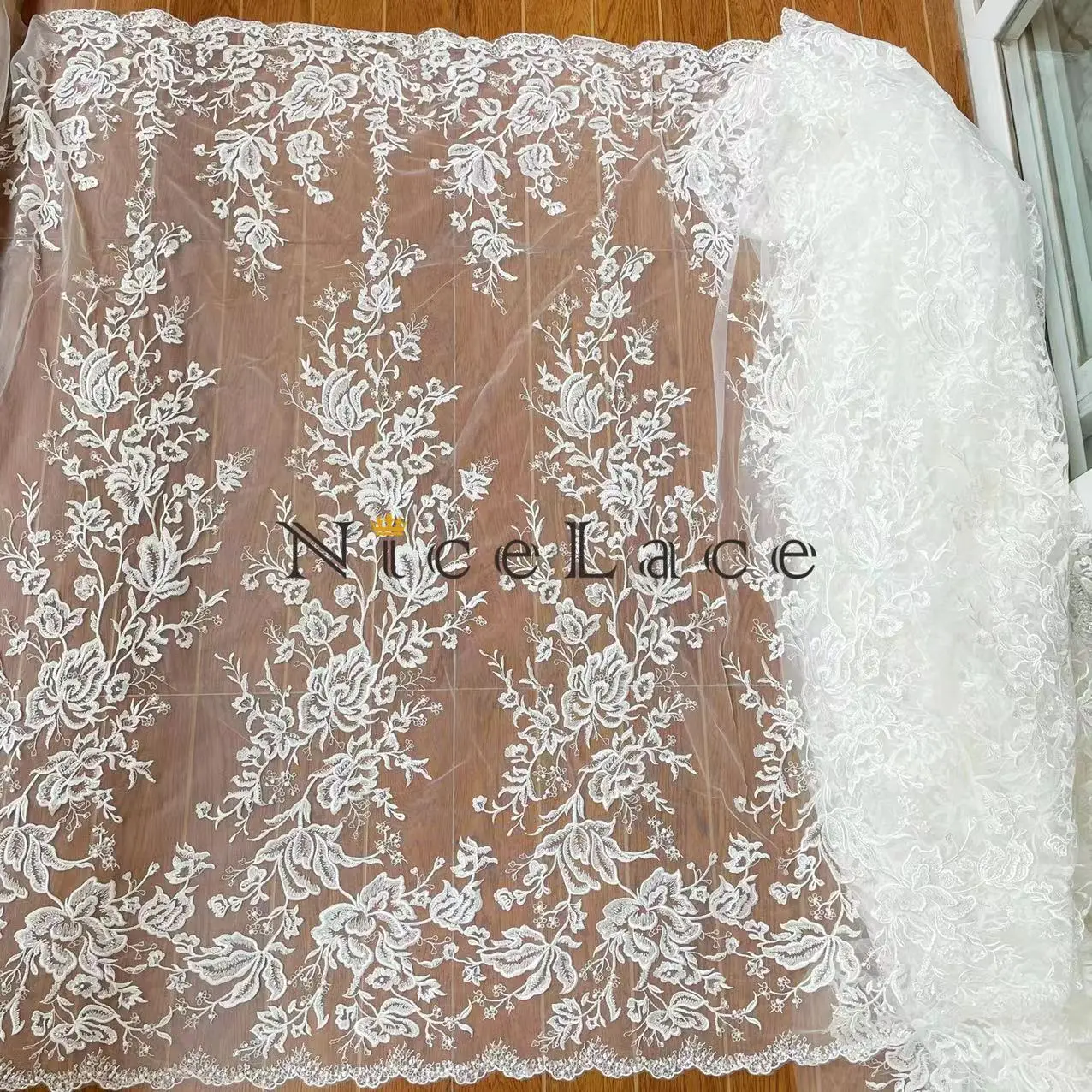 2022 Nicelace Hot Sell Best Quality White Color Soft Tulle Floral Embroidery Lace Fabric With Sequins For Bridal Wedding Dresses
2022 Nicelace Hot Sell Best Quality White Color Soft Tulle Floral Embroidery Lace Fabric With Sequins For Bridal Wedding Dresses