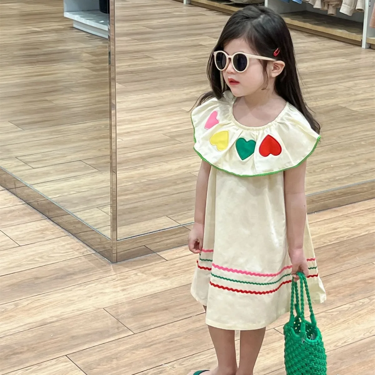 Girls Dress Summer New Floral Sweet Princess Lovely Embroidery Large Lapel Vest Skirt Casual Simple Fashion Loose Sweet Korean
Girls Dress Summer New Floral Sweet Princess Lovely Embroidery Large Lapel Vest Skirt Casual Simple Fashion Loose Sweet Korean