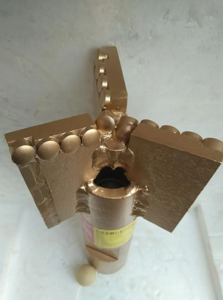 94 # -153 # Three leaf diamond composite scraper drill bit for drilling mud and pebbles without blocking water
94 # -153 # Three leaf diamond composite scraper drill bit for drilling mud and pebbles without blocking water