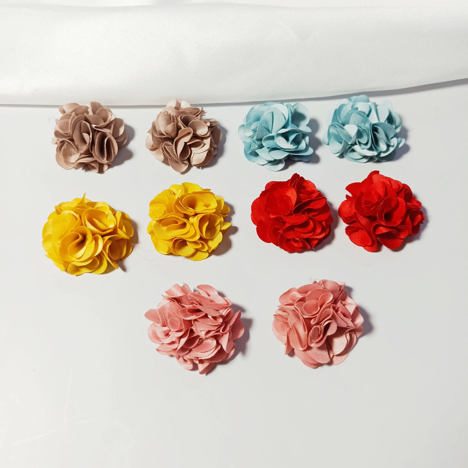 5Pcs Silk Artificial Flowers Heads 3CM Yarn Fake Flower for Home Decor Wedding Decoration Bride Clothing Craft Gift Ornament
5Pcs Silk Artificial Flowers Heads 3CM Yarn Fake Flower for Home Decor Wedding Decoration Bride Clothing Craft Gift Ornament