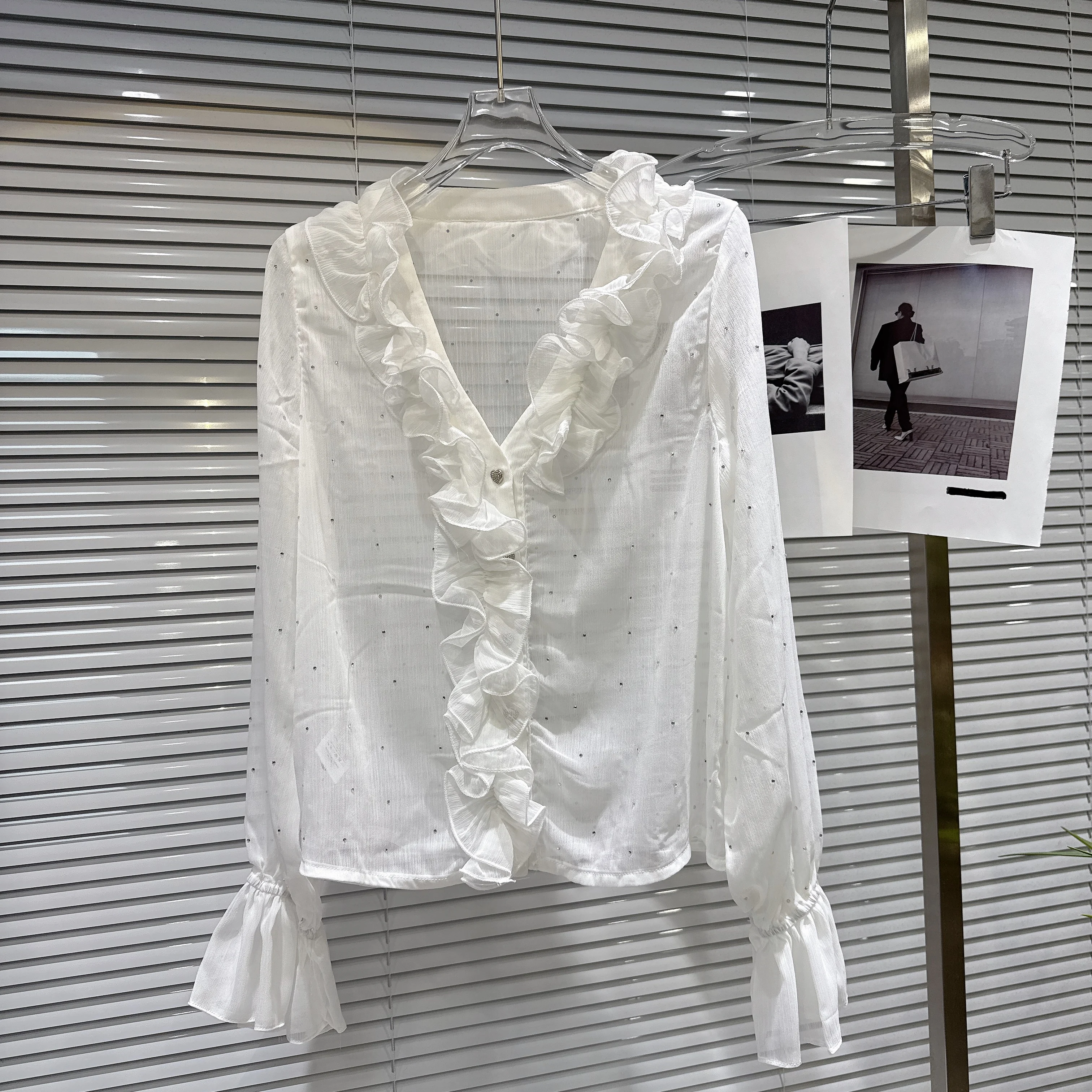 Gagarich 2025 Fall New French Romantic Embellished Tulle Pleated Off-Shoulder V-Neck Sheer Blouse Chiffon Shirt Top Women
Gagarich 2025 Fall New French Romantic Embellished Tulle Pleated Off-Shoulder V-Neck Sheer Blouse Chiffon Shirt Top Women