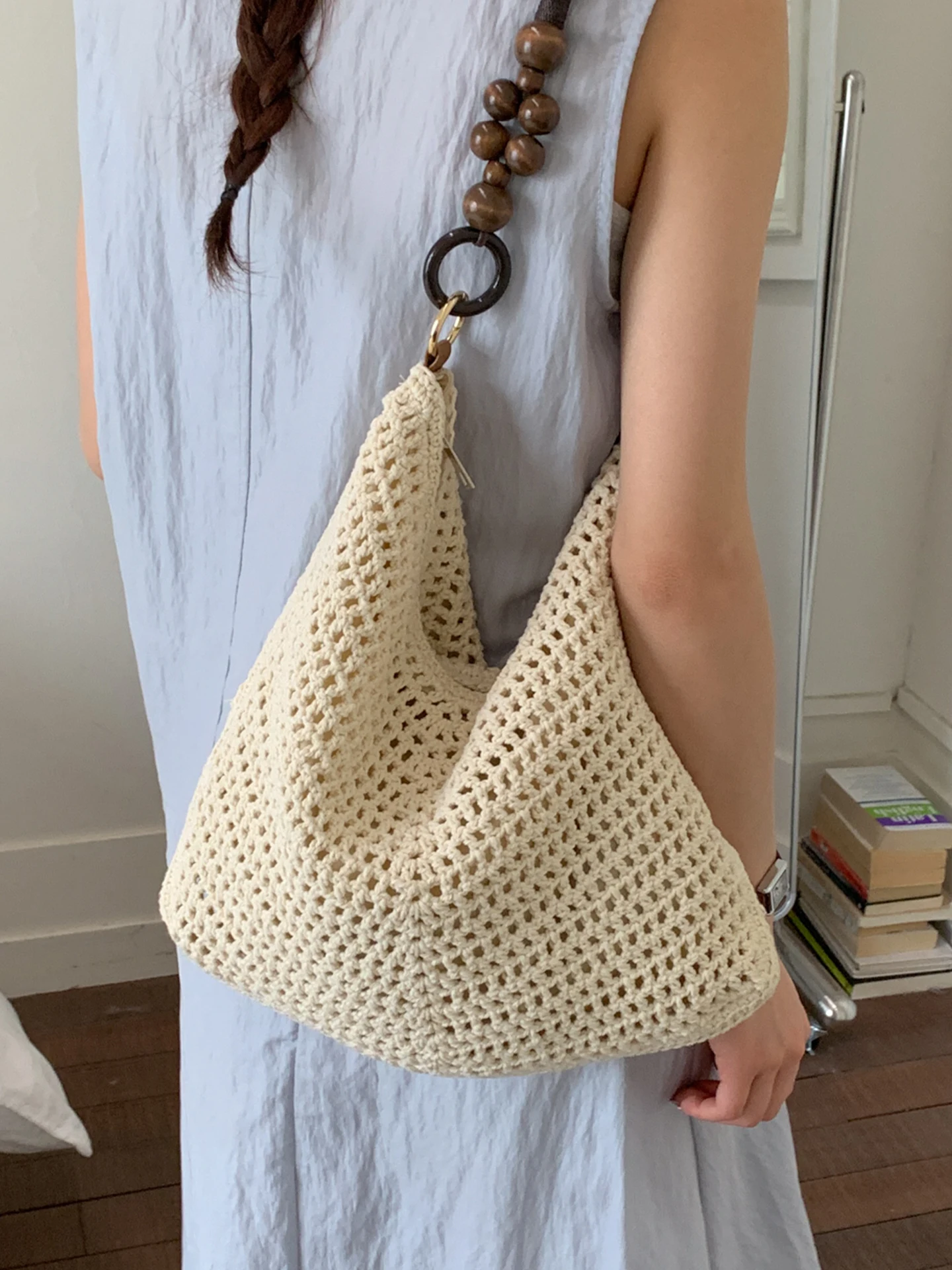 Laid-back Knitted Women's Shoulder Bag Large Capacity Summer Holiday Commuting Tote Bag Casual Simple Style Wooden Handle
Laid-back Knitted Women's Shoulder Bag Large Capacity Summer Holiday Commuting Tote Bag Casual Simple Style Wooden Handle