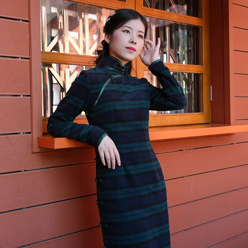 Женское шерстяное ципао с высоким воротником, приталенное, синее, в крупную клетку, с открытым передом, на пуговицах ручной работы, осенне-зимнее, с длинными рукавами
Женское шерстяное ципао с высоким воротником, приталенное, синее, в крупную клетку, с открытым передом, на пуговицах ручной работы, осенне-зимнее, с длинными рукавами