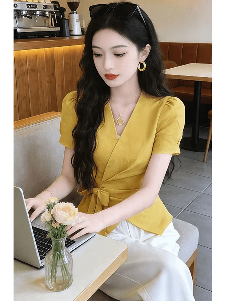 Summer 2026 Women's Slim Fit Shirt V-Neck Bow Tie Casual Style Short Sleeve Fashionable Young-looking Uneven Waist-Cinching Top
Summer 2026 Women's Slim Fit Shirt V-Neck Bow Tie Casual Style Short Sleeve Fashionable Young-looking Uneven Waist-Cinching Top