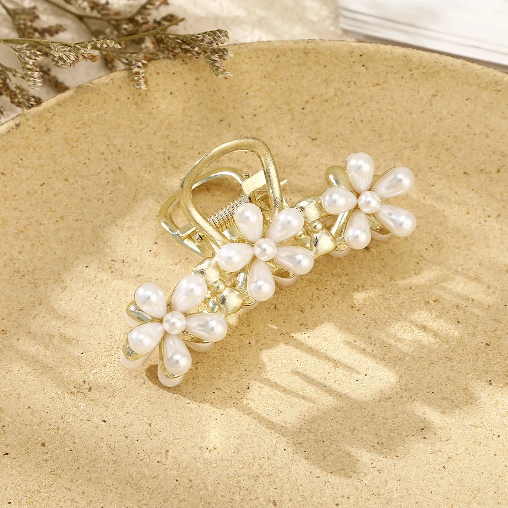 New temperament alloy pearl tree leaf hair catch Luxury alloy Hair Claws Shape Hair Clip For Women Girls
New temperament alloy pearl tree leaf hair catch Luxury alloy Hair Claws Shape Hair Clip For Women Girls