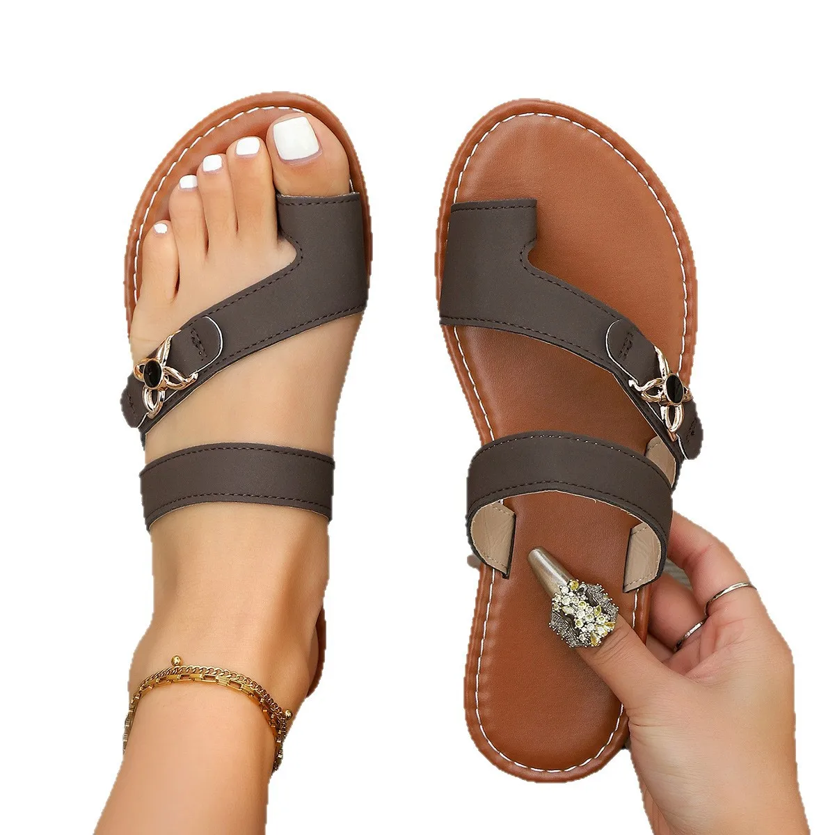 Fashionable Versatile Indoor Outdoor Slip-On Slippers Comfortable Wear-Resistant Polyurethane Soft Bottom Ladies Beach Sandals
Fashionable Versatile Indoor Outdoor Slip-On Slippers Comfortable Wear-Resistant Polyurethane Soft Bottom Ladies Beach Sandals