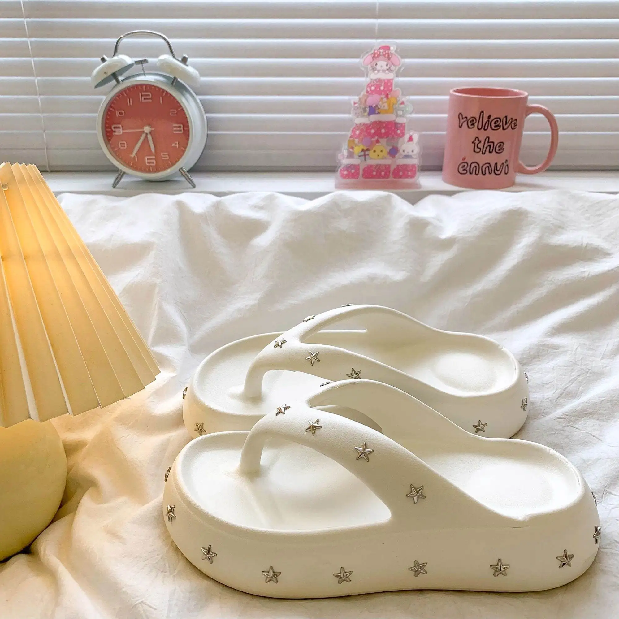 Женские летние сандалии-кроссоверы с защитой от скольжения, с блестящими звездами и декором в виде шипов, для дома и улицы, из материала ЭВА
Женские летние сандалии-кроссоверы с защитой от скольжения, с блестящими звездами и декором в виде шипов, для дома и улицы, из материала ЭВА