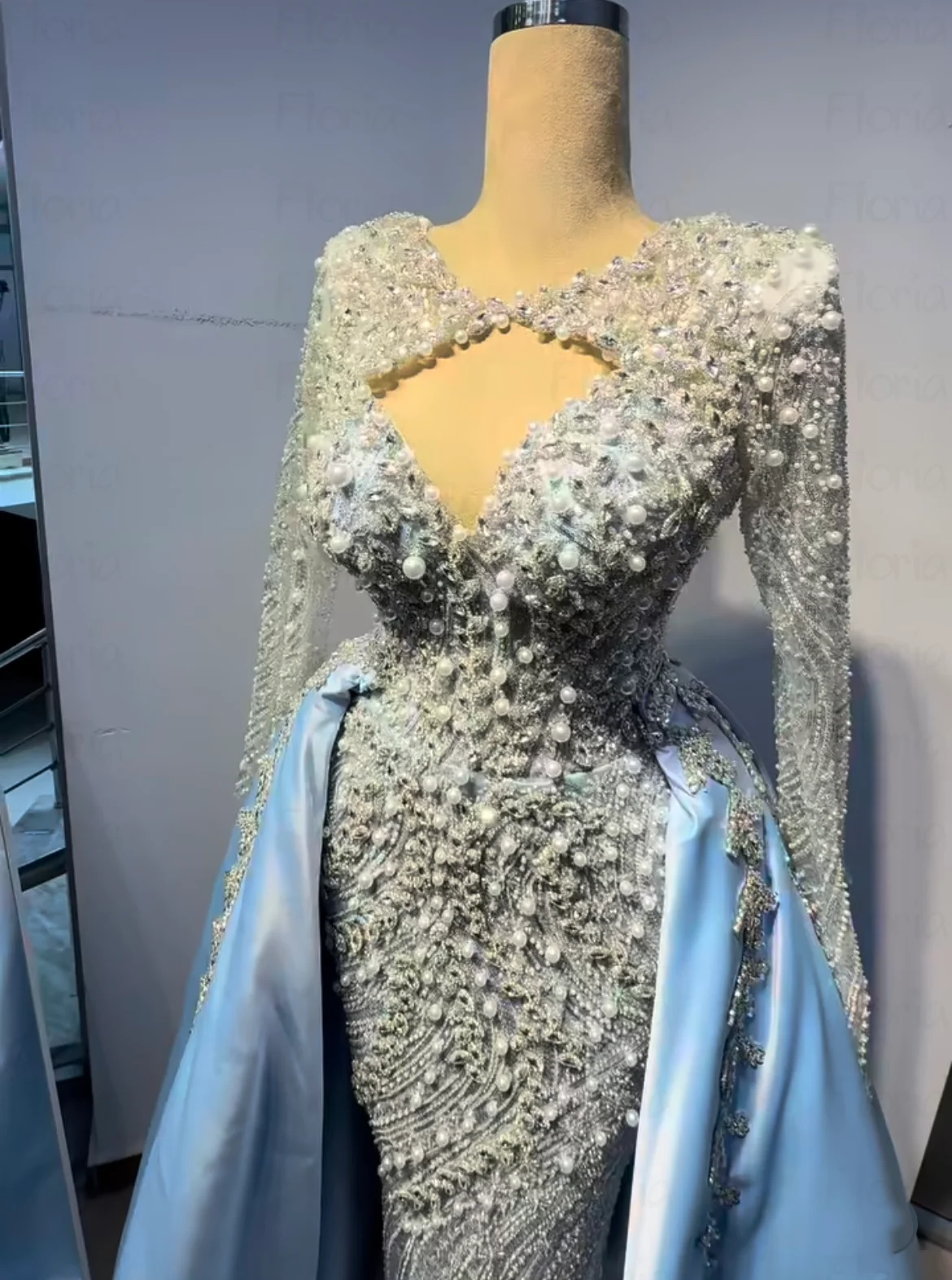 Floria V Neck Blue Prom Dresses With Detachable Satin Train Dubai Elegant Pearls Wedding Guest Gowns Plus Size Customized 2025
Floria V Neck Blue Prom Dresses With Detachable Satin Train Dubai Elegant Pearls Wedding Guest Gowns Plus Size Customized 2025