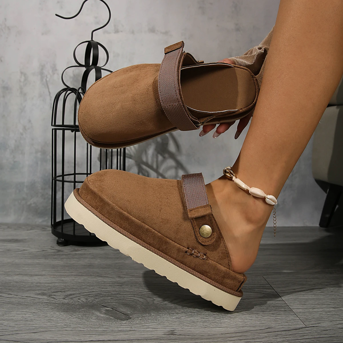 Женские тапочки, модная теплая толстая обувь на меху, плюшевая зимняя женская обувь на высоком каблуке, домашние удобные хлопковые тапочки Baotou
Женские тапочки, модная теплая толстая обувь на меху, плюшевая зимняя женская обувь на высоком каблуке, домашние удобные хлопковые тапочки Baotou