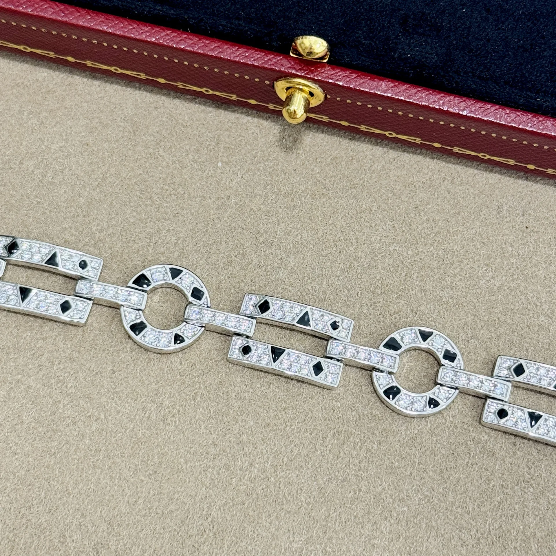 925 Sterling Silver Panther Style Leopard Print 5A Zircon High Carbon Diamond Chain Bracelet Luxury Designer Fine Jewelry
925 Sterling Silver Panther Style Leopard Print 5A Zircon High Carbon Diamond Chain Bracelet Luxury Designer Fine Jewelry