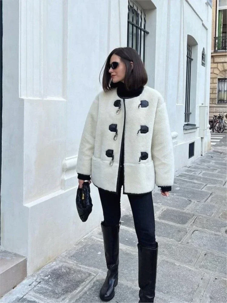 Women Fashion Solid Lambswool Horn Button Coat Loose O Neck Single-breasted Warm Top 2025 Winter Lady Elegant Duffle Jacket
Women Fashion Solid Lambswool Horn Button Coat Loose O Neck Single-breasted Warm Top 2025 Winter Lady Elegant Duffle Jacket