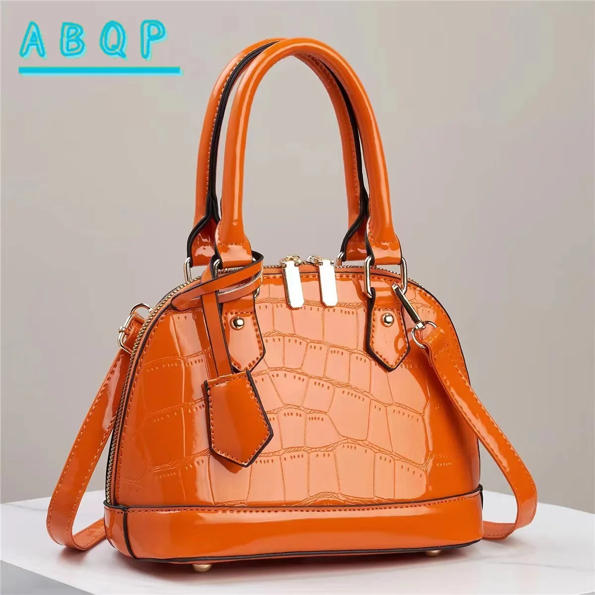 Elegant Tote Bag with Golden Hardware Waterproof Removable Strap Urban Style Stylish Shoulder Bag Durable Handle Bags
Elegant Tote Bag with Golden Hardware Waterproof Removable Strap Urban Style Stylish Shoulder Bag Durable Handle Bags