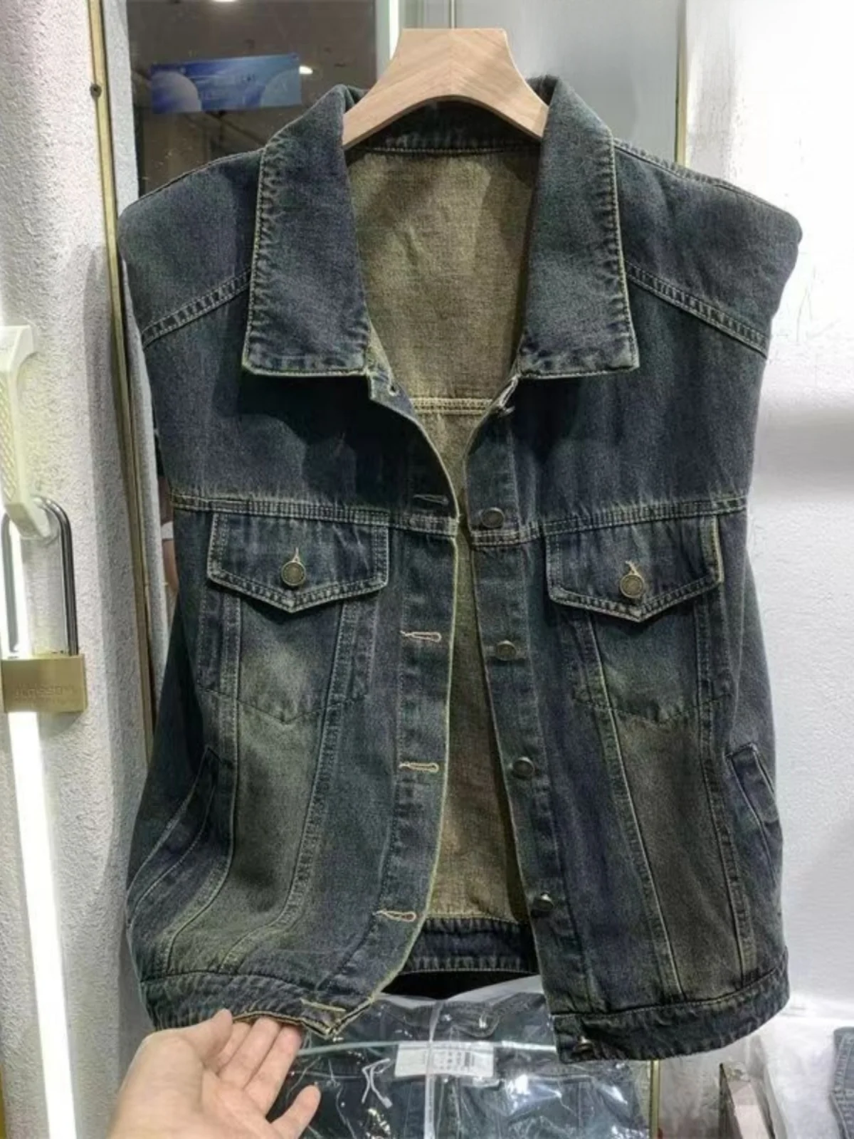 Women's Denim Vest 2024 Spring Autumn New Style plus Size Loose Slim Sleeveless Shoulder Pad Short Outerwear Top
Women's Denim Vest 2024 Spring Autumn New Style plus Size Loose Slim Sleeveless Shoulder Pad Short Outerwear Top
