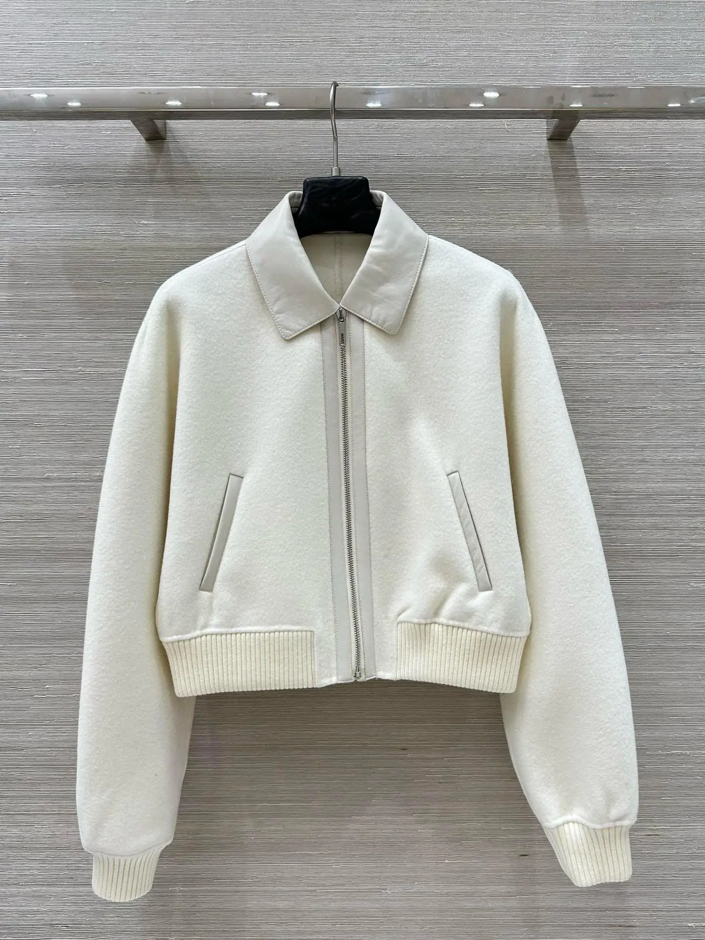 Двусторонняя модная женская куртка из овечьей кожи, осенне-зимняя новинка, приталенная, из натуральной овечьей кожи, винтажный стиль, с длинными рукавами
Двусторонняя модная женская куртка из овечьей кожи, осенне-зимняя новинка, приталенная, из натуральной овечьей кожи, винтажный стиль, с длинными рукавами