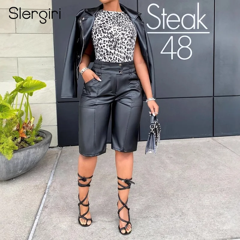 Slergiri Women's Black Pu Leather Knee Length Shorts 2025 Autumn Winter High Elastic Waist Pockets Casual Straight Leg Shorts
Slergiri Women's Black Pu Leather Knee Length Shorts 2025 Autumn Winter High Elastic Waist Pockets Casual Straight Leg Shorts