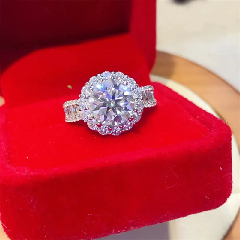 Изысканное кольцо Banquet Moissanite PT950 Platinum 3 Carat Wealth Flower для женщин, нежное украшение для вечеринок, свиданий и торжественных мероприятий.
Изысканное кольцо Banquet Moissanite PT950 Platinum 3 Carat Wealth Flower для женщин, нежное украшение для вечеринок, свиданий и торжественных мероприятий.
