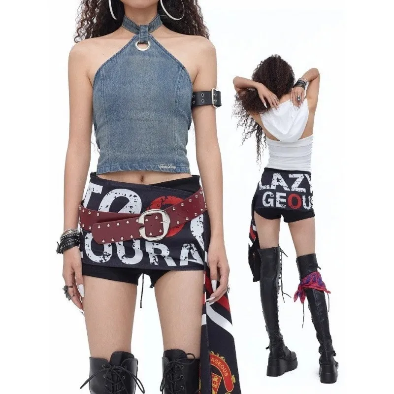Washed denim design; neck-hanging backless camisole; American retro printed sash sports mid-waist shorts two-piece set
Washed denim design; neck-hanging backless camisole; American retro printed sash sports mid-waist shorts two-piece set