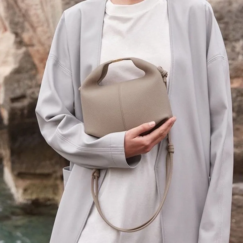 New commuting bento bag, niche high-end chain women's bag, pleated fashionable versatile single shoulder crossbody handbag
New commuting bento bag, niche high-end chain women's bag, pleated fashionable versatile single shoulder crossbody handbag